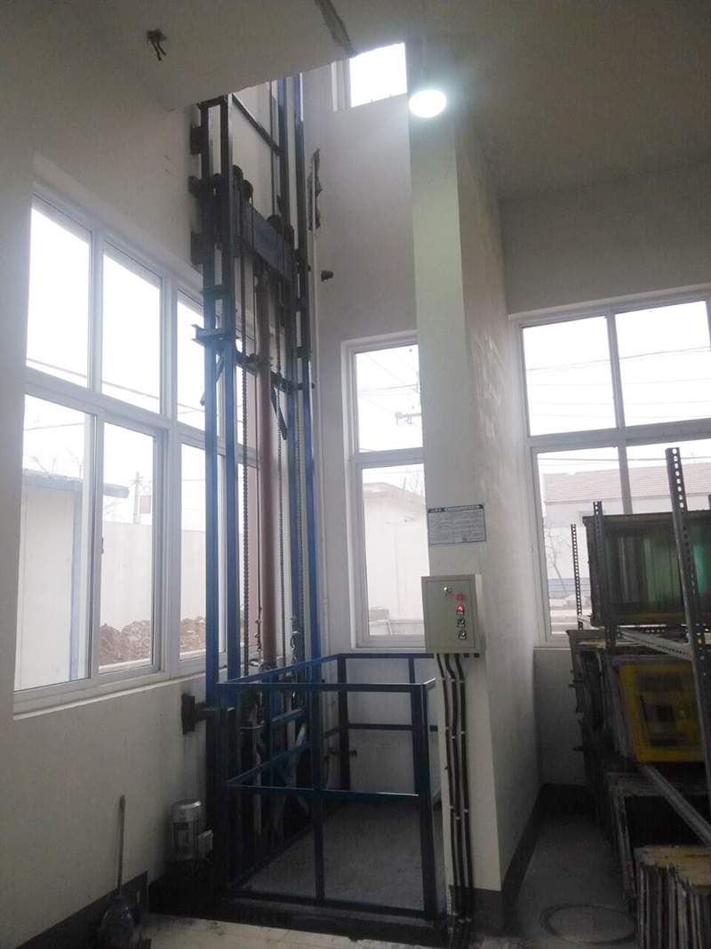 導(dǎo)軌升降機(jī)