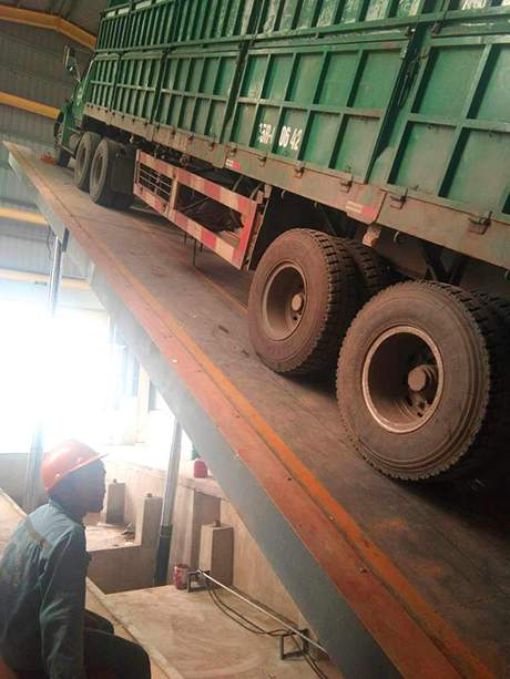 后翻液壓翻板卸車(chē)